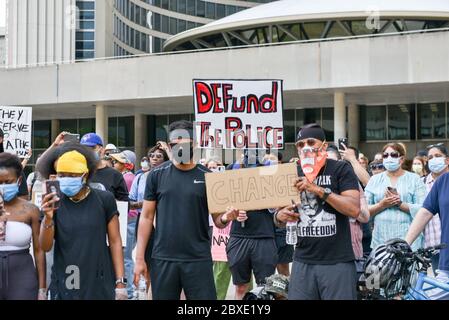 TORONTO, ONTARIO/KANADA – 6. Samstag 2020. Juni: Tausende Menschen gingen in Toronto auf die Straßen, um am Samstag gegen den Rassismus und die Brutalität der Polizei zu protestieren. In Toronto, Kanada. Stockfoto