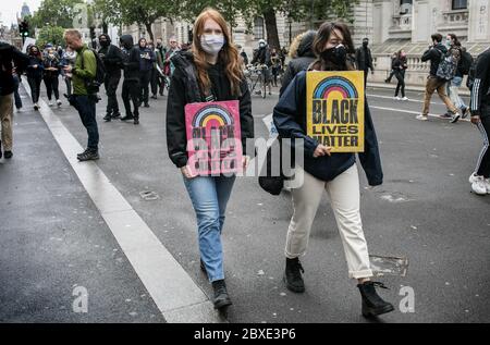 London, Großbritannien. Juni 2020. Während der Demonstration halten Demonstranten Plakate. Tausende von Menschen versammelten sich vor dem Parliament Square in London, um gegen die Ermordung von George Floyd zu protestieren und Rassengerechtigkeit zu fordern. Quelle: SOPA Images Limited/Alamy Live News Stockfoto