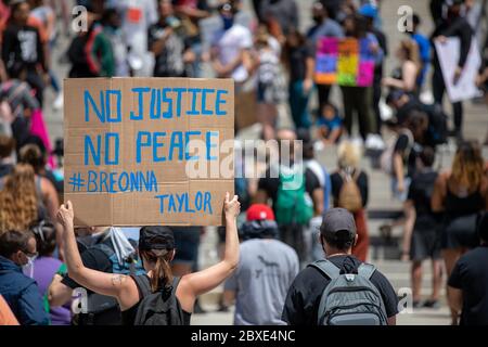 BOISE, IDAHO - 31. MÄRZ 2020: Frau, die ein Zeichen in der hauptstadt boise hält Stockfoto