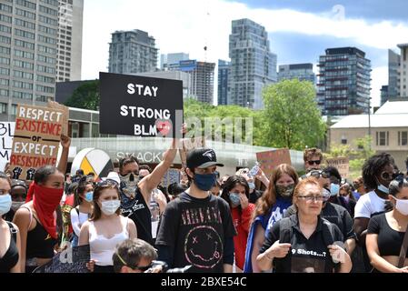 TORONTO, ONTARIO/KANADA – 6. Samstag 2020. Juni: Tausende Menschen gingen in Toronto auf die Straßen, um am Samstag gegen den Rassismus und die Brutalität der Polizei zu protestieren. In Toronto, Kanada. Stockfoto
