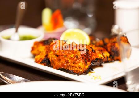 Gegrilltes Huhn Schlagstock in einem Restaurant in Nainital, Indien. Stockfoto