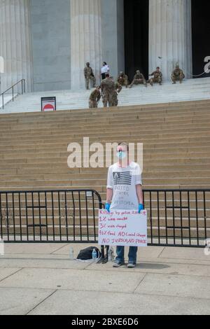 Washington DC, 6. Juni: Ein Protestant steht vor dem Lincoln Memorial, bevor er sich den Protestierenden anschließt, die im Weißen Haus und um das Weiße Haus marschieren, während Tausende sich in verschiedenen Teilen von Washington DC als Teil der Black Lives Matter zusammenschließen, während sie gegen Rassismus protestieren und fordern, dass Polizeikräfte spezifische Regeln erhalten Des Verhaltens. Washington, DC, 6. Juni 2020. Quelle: Patsy Lynch/MediaPunch Quelle: MediaPunch Inc/Alamy Live News Stockfoto