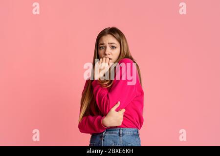 Konzept der Angst. Verängstigte Teenager Mädchen bedeckt ihren Mund mit der Hand Stockfoto