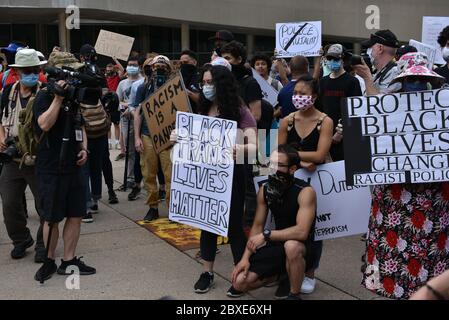 TORONTO, ONTARIO/KANADA – 6. Samstag 2020. Juni: Tausende Menschen gingen in Toronto auf die Straßen, um am Samstag gegen den Rassismus und die Brutalität der Polizei zu protestieren. In Toronto, Kanada. Stockfoto
