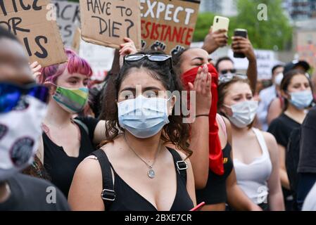 TORONTO, ONTARIO/KANADA – 6. Samstag 2020. Juni: Tausende Menschen gingen in Toronto auf die Straßen, um am Samstag gegen den Rassismus und die Brutalität der Polizei zu protestieren. In Toronto, Kanada. Stockfoto