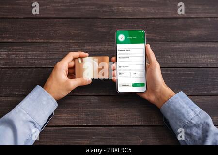 Geldtransfer. Mann, Der Online-Zahlungsanwendung Auf Smartphone Und Kreditkarte Verwendet Stockfoto