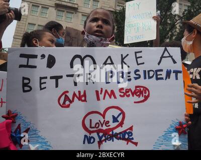 Washington, District of Columbia, USA. Juni 2020. Ein junges Mädchen hält ein Zeichen "IÃd machen ein bettr Präsident (und IÃm sieben!) In Black Lives Matter Plaza, als sie mit Gesängen mitmacht. Der Platz wurde kürzlich umbenannt, nachdem Bundeskräfte am Montag Gewalt eingesetzt hatten, um friedliche Demonstranten zu löschen und Präsident Donald Trump Platz für ein Foto zu machen. Kredit: Sue Dorfman/ZUMA Wire/Alamy Live News Stockfoto