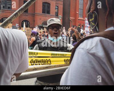 Washington, District of Columbia, USA. Juni 2020. Ein Mitglied der Nationalgarde spricht mit Zuschauern, während friedliche Demonstranten in der Innenstadt von DC vorbeikommen. Kredit: Sue Dorfman/ZUMA Wire/Alamy Live News Stockfoto