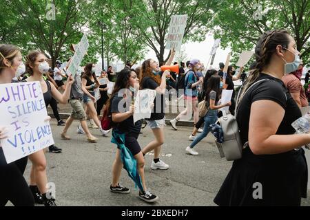 Hoboken, New Jersey / USA - 5. Juni 2020: Schwarze Leben sind wichtig friedliche Proteste in Hoboken, New Jersey, um sich gegen Anti-Rassismus, Polizeibrutalität und f zu engagieren Stockfoto