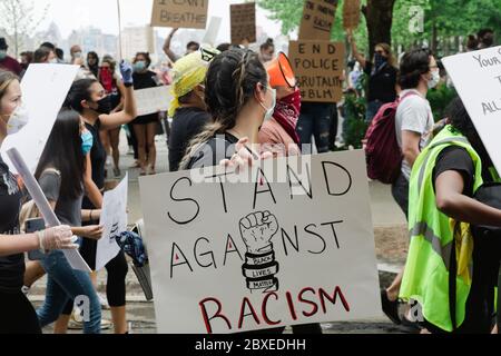 Hoboken, New Jersey / USA - 5. Juni 2020: Schwarze Leben sind wichtig friedliche Proteste in Hoboken, New Jersey, um sich gegen Anti-Rassismus, Polizeibrutalität und f zu engagieren Stockfoto