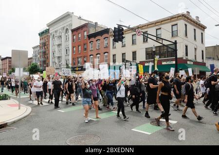 Hoboken, New Jersey / USA - 5. Juni 2020: Schwarze Leben sind wichtig friedliche Proteste in Hoboken, New Jersey, um sich gegen Anti-Rassismus, Polizeibrutalität und f zu engagieren Stockfoto