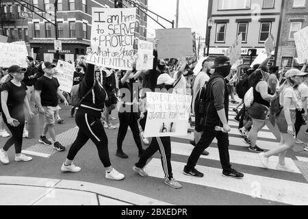 Hoboken, New Jersey / USA - 5. Juni 2020: Schwarze Leben sind wichtig friedliche Proteste in Hoboken, New Jersey, um sich gegen Anti-Rassismus, Polizeibrutalität und f zu engagieren Stockfoto