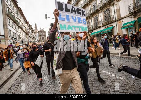 Porto, Portugal. Juni 2020. Ein Mann, der während der Demonstration mit einem Schild "Black Lives Matter" läuft. Über tausend Menschen demonstrierten in Porto gegen Rassismus, Faschismus und prekäre Arbeit. Der marsch "die Zukunft retten" wurde von einer Gruppe von Verbänden organisiert. Quelle: SOPA Images Limited/Alamy Live News Stockfoto