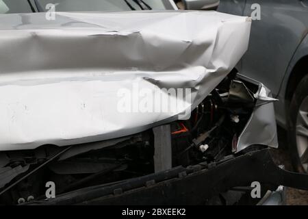 Zerstörte Motorhaube und Nahaufnahme des Motors, Tennessee Stockfoto
