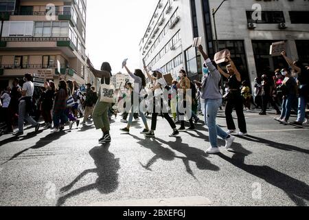 Lissabon, Portugal. Juni 2020. Während der Demonstration auf der Straße demonstrieren Demonstranten gegen Rassismus.Tausende Menschen versammelten sich in Lissabon, um gegen Rassismus in Solidarität mit der Bewegung "Black Lives Matter" nach dem Tod von George Floyd in den USA zu demonstrieren. Quelle: SOPA Images Limited/Alamy Live News Stockfoto