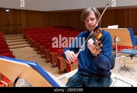 Dresden, Deutschland. Juni 2020. Der 1. Konzertmeister der Dresdner Philharmonie Wolfgang Hentrich probt im Konzertsaal des Kulturpalastes Dresden. Am 18. Juni wird das Orchester nach einer Pause aufgrund von Corona erstmals ein Konzert mit Publikum im Kulturpalast spielen. Quelle: Matthias Rietschel/dpa-Zentralbild/dpa/Alamy Live News Stockfoto