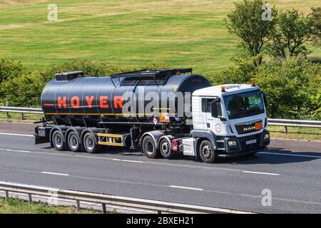 Hoyer Treibstofftransport Lieferwagen, HOYER UK Petrolog Kraftstofftanker Gelenklastwagen, Transport, LKW, Gefahrgutfrachter, Fahrzeug, MAN Europäische kommerzielle Transportindustrie LKW, M6 in Manchester, Großbritannien Stockfoto