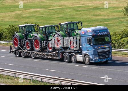 Rainthorpe Transport Ltd. Spezialtransporter; Transport Lastkraftwagen, LKW, Transport, Fendt Landwirtschaftstraktoren auf LKW, Cargo Carrier, DAF-Fahrzeug, europäische kommerzielle Transportindustrie HGV, M6 in Manchester, Großbritannien Stockfoto