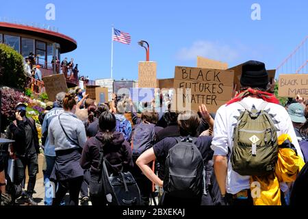 Schwarze Leben sind wichtig marsch über die Golden Gate Bridge in San Francisco, Kalifornien am 6. Juni 2020, um gegen den Tod von George Floyd: Black Futures zu protestieren. Stockfoto