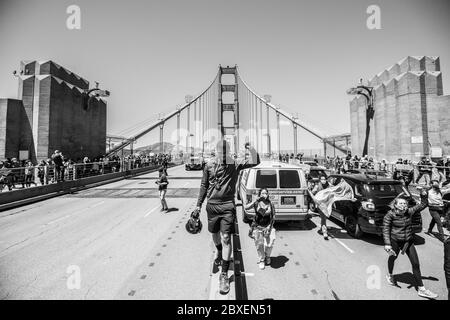 San Francisco, Usa. Juni 2020. SAN FRANCISCO, KALIFORNIEN – 6. JUNI: Ein Protestor mit einem Megaphon weist andere Ptotestoren an, die nördliche Seite der Golden Gate Bridge in San Francisco, Kalifornien, zu räumen, als eine Frau in der Arbeit war und am 6. Juni 2020 nach dem Tod von George Floyd ins Krankenhaus durchkommen musste. (Foto: Chris Tuite/ImageSPACE) Quelle: Imagespace/Alamy Live News Quelle: Imagespace/Alamy Live News Stockfoto