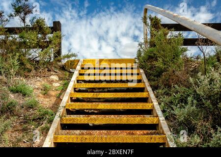 Ansicht von oben auf der gelben Metalltreppe, die nach oben führt Stockfoto