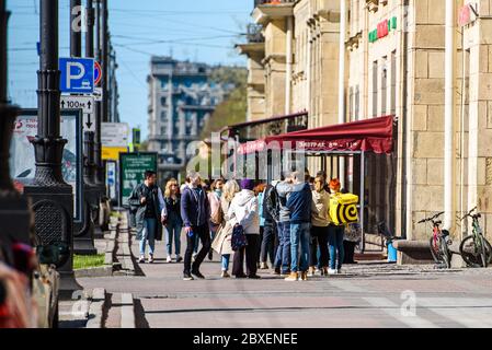 Russland, Sankt Petersburg, 23. Mai 2020: Schlange in Cafés, Essen zum Mitnehmen und das Konzept der Hauszustellung - die Zeit der Quarantäne und der Coronavirus Stockfoto