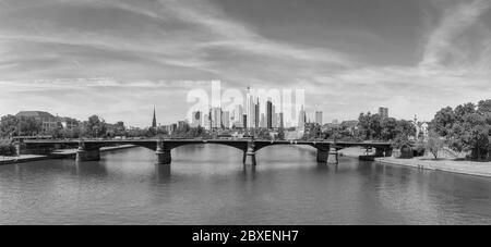 Ignas Bubis Brücke mit Skyline, Frankfurt, Deutschland Stockfoto