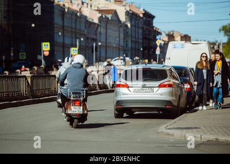 Russland, Sankt Petersburg, 23. Mai 2020: Motorradfahrer auf den Straßen einer Großstadt Stockfoto