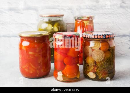 Erhaltung von Gemüse in Banken. Fermentationsprodukte. Ernten Gurken und Tomaten für den Winter Stockfoto