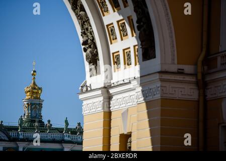 Russland, Sankt Petersburg, 23. Mai 2020: Blick auf die Eremitage durch den Senatbogen Stockfoto