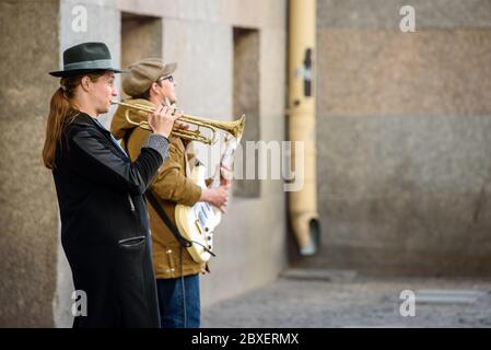 Russland, Sankt Petersburg, 23. Mai 2020: Straßenmusiker in Sankt Petersburg Stockfoto