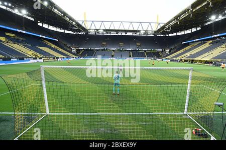 Signal Iduna Park Dortmund Deutschland 6.6.2020, Fußball: Deutsche Bundesliga Saison 2019/20 Spieltag 30, Borussia Dortmund (BVB, gelb) gegen Hertha BSC Berlin (BSC, blau) - Rune Almenning Jarstein (Hertha) im leeren Stadion die DFL-BESTIMMUNGEN VERBIETEN JEDE VERWENDUNG VON FOTOS ALS BILDSEQUENZEN UND ODER QUASI VIDEOREDAKTIONELLE NUTZUNG NUR NATIONALE UND INTERNATIONALE NACHRICHTENAGENTUREN AUSSER credit: Groothuis/Witters/Pool/via Kolvenbach Stockfoto