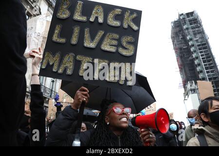 London, Großbritannien. Juni 2020. Der Protest von Black Lives Matter in London versammelte sich heute auf dem Parliament Square, Westminster, als Demonstranten für Gerechtigkeit über den Tod von George Floyd kämpfen, der letzte Woche starb, als ein Polizeibeamter in Minneapolis auf Floyds Hals kniete, als er sagte: "Ich kann nicht atmen". Kredit: Paul Marriott/Alamy Live News Stockfoto