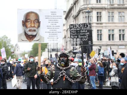 London, Großbritannien. Juni 2020. Der Protest von Black Lives Matter in London versammelte sich heute auf dem Parliament Square, Westminster, als Demonstranten für Gerechtigkeit über den Tod von George Floyd kämpfen, der letzte Woche starb, als ein Polizeibeamter in Minneapolis auf Floyds Hals kniete, als er sagte: "Ich kann nicht atmen". Kredit: Paul Marriott/Alamy Live News Stockfoto