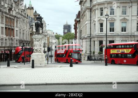 London, Großbritannien. Juni 2020. Der Blick nach Whitehall mit roten Bussen und Big Ben im Hintergrund. Kredit: Paul Marriott/Alamy Live News Stockfoto