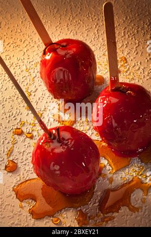 Toffee Äpfel oder Süßigkeiten Äpfel - ganze Äpfel mit einem harten Zucker Süßigkeiten Beschichtung bedeckt. Während die Belag variiert von Ort zu Ort, sie sind fast alwa Stockfoto