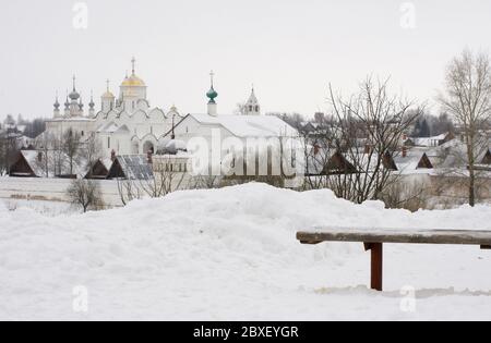 Blick auf das orthodoxe Pokrovsky Kloster in Susdal im Winter. Stockfoto