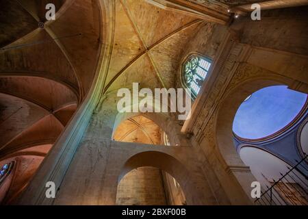 AIX-EN-PROVENCE, FRANKREICH - 30. APRIL 2019: Innenansicht der Kathedrale von Paroisse Saint Sauveur Aix-en-Provence in Frankreich. Es ist eine römisch-katholische Kirche Stockfoto