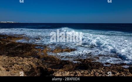 Felsiger Strand an der Mittelmeerküste auf der Halbinsel Akamas auf der Insel Zypern. Stockfoto