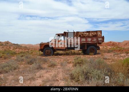 Alte rostige Minenspitze oder Müllkippe, die in der Wüste in der Nähe der Outback-Stadt Coober Pedy in Australien aufgegeben wurde Stockfoto