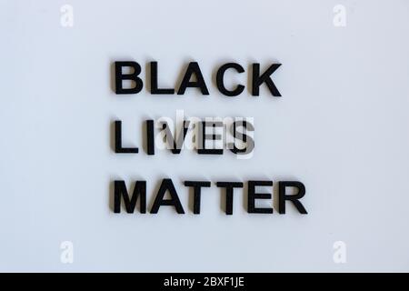 „Black Lives Matter“-Tag mit Nahaufnahme-Schriftzug. Schwarzer Protest. Schwarze Buchstaben auf Weiß Stockfoto