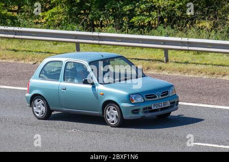 2002 blauer Nissan Micra S; Fahrzeugverkehr Fahrzeuge, Autos, die Fahrzeuge auf britischen Straßen fahren, Motoren, Fahren auf der Autobahn M6 Stockfoto