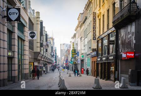 Geschäfte in der Rue Neuve (der Haupteinkaufsstraße) im Zentrum der Stadt Brüssel - Betonbarrieren zur Terrorismusbekämpfung in Brüssel, Belgien. Stockfoto