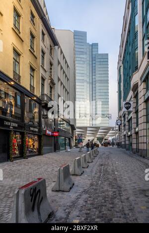 Betonbarrieren für die Terrorismusbekämpfung in Brüssel an der Rue Neuve (der Haupteinkaufsstraße) im Zentrum der Brüsseler Stadt Belgien, 1. januar 20 Stockfoto