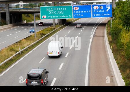 Kopenhagen, Dänemark - 4. September 2019: Ausfahrt auf der Autobahn E20 in Orestad. Stockfoto