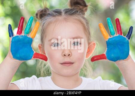 Kleines Mädchen mit bemalten Händen Konzept Bildung, Schule, Kreativität ausgewählt Fokus. Hochwertige Fotos Stockfoto