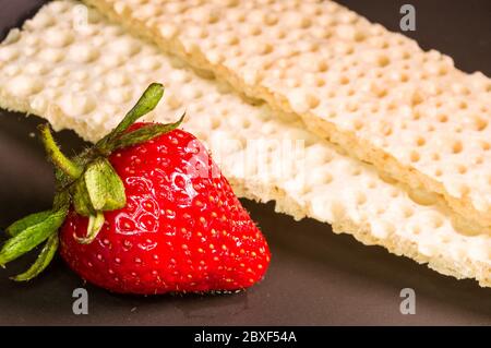 Frische Erdbeere und diabetische Diät-Knirschen - knusprige Waffelknusprenbrot aus Weizen, Textur Stockfoto