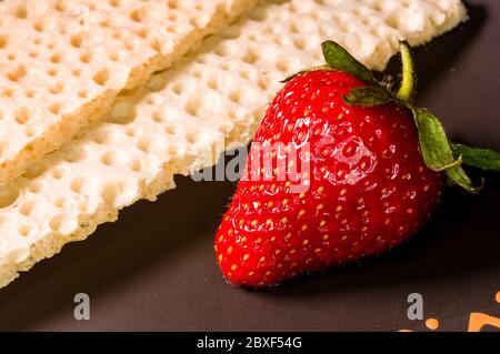 Frische Erdbeere und diabetische Diät-Knirschen - knusprige Waffelknusprenbrot aus Weizen, Textur Stockfoto