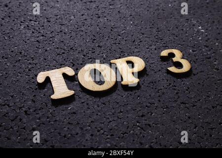 Top 3 Liste, Business Motivational inspirierende Zitate, Wörter Typografie Draufsicht Holzschriftenkonzept auf schwarzem Hintergrund Stockfoto