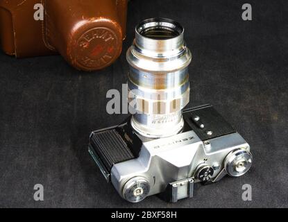 Alte sowjetische Spiegelreflexkamera Zenit - B mit Objektiv JUPITER-11 Stockfoto